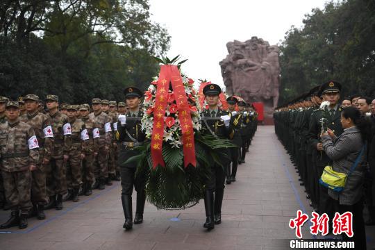 重庆各界人士纪念“11·27”烈士殉难69周年