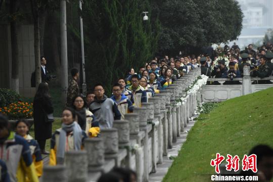 图为当地学生群体参与祭扫活动。 陈超 摄