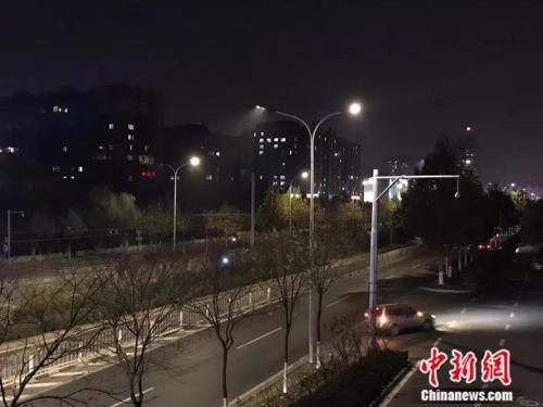 ҹ��11ʱ���ң����ϻؼҵ�·���Ѿ�û��ʲô����������(�ܷ��߹�ͼ)