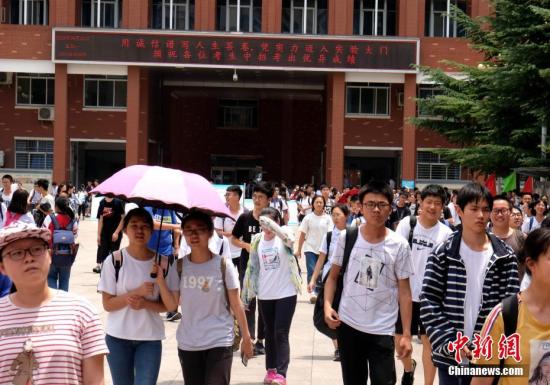 6��25�գ�����֣�ݣ����п���ʵ����ѧ���㡣���գ�2018�����ʡ���п���������Ļ��ȫʡ����111.5��ѧ�ӡ��Ͽ������μ�ȫʡͳһ���п��ԡ�<a target='_blank' href='http://www.chinanews.com/'>������</a>���� ���о� ��