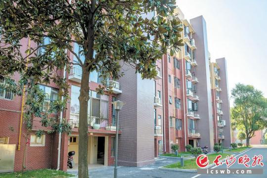 ������ͥ������ҶС���ڣ���ǽ�޸����������衢���������һϵ���ж��󣬲����ð߲����Ͼ�¥����ֵ���������þ���������¥֮�ࡣ