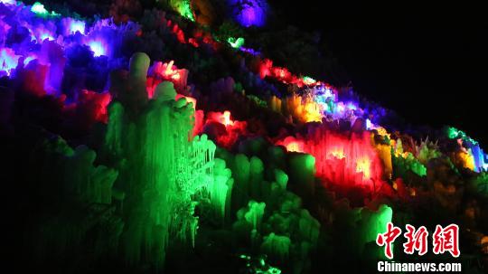 ͼΪ�ڼҹ����ξ�����ҹ����߲ʱ��ҡ������ ��