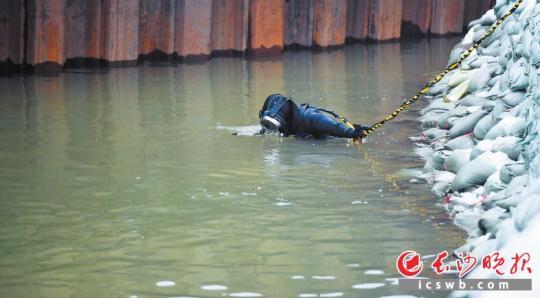 ���������£���ѩδ�����潭ˮ�����ǡ�Ϊ���ڽ���Ѵ������ǰ�����ˮ����ʩ������������18��ǱˮԱ��ɢ����Ŀ��Χ���������ˮ����ҵ�����Ǿ�����ˮ��һ�ݾ���һ����Сʱ��