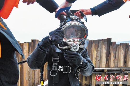 ��������ϼ���ڹ��ѵİ����´��÷�ˮ����׼��Ǳ��ˮ����ҵ���� 