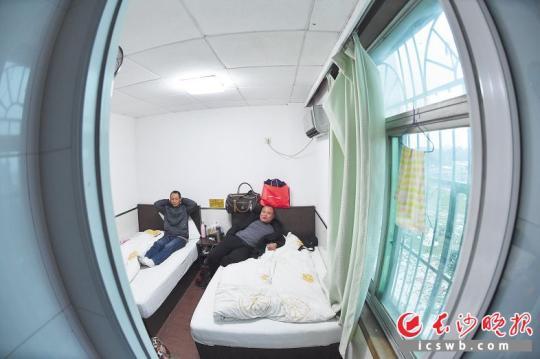 �������չ��ص�С�ùݵ���ϼ��͹������ڴ��Ͽ����Ӵ�ʱ�䡣