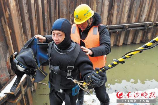 ��������ϼ���ڹ��ѵİ����»ص����ߣ������˷�ˮ���֡�