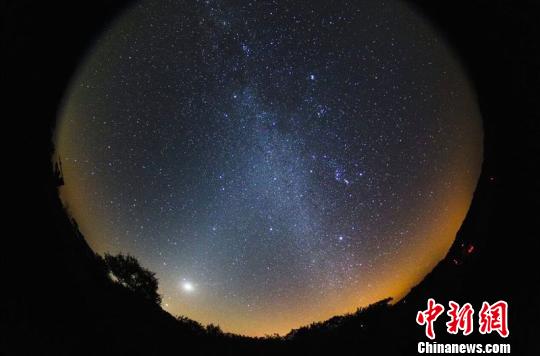 �Ͻ�ɽ����̨�����˻Ƶ���������������