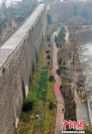 �Ͼ���ɽ�羰���ڵĻ��Ͻ�ɽ�̵������� ��