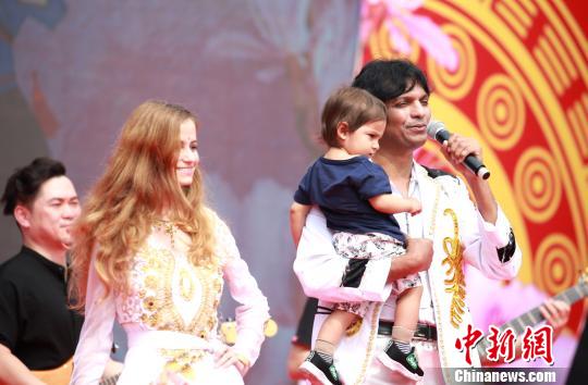 印度歌手陈爱龙携妻儿上台演唱《拉兹之歌》。 朱柳融 摄