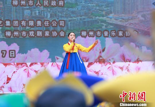 韩,手梁恩星演唱《阿里郎》。 朱柳融 摄