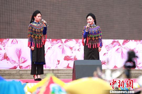 图为《彝族古歌》演唱。 朱柳融 摄