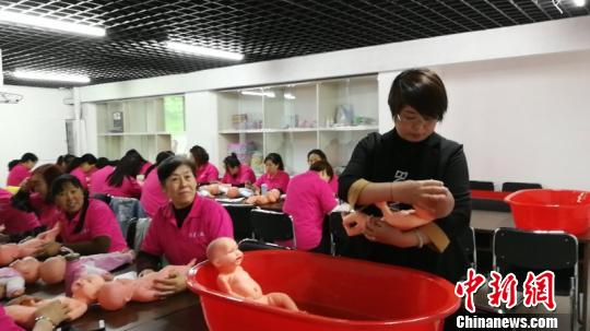 ����ɽ��������������ծ��ҵ��ϰ���ǧ�໤���߳���ɽ