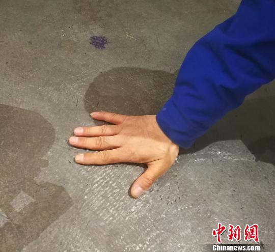 ���ǿ���һ˫�֣�ƾ��һ�š����ġ�����־������ʮ���ʱ���һ����ͨǯ���𽥳ɳ�Ϊ����ǯ����ʦ�������Ӣ ��