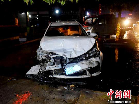 ����һ����������ײ�ĳ����ϳ�