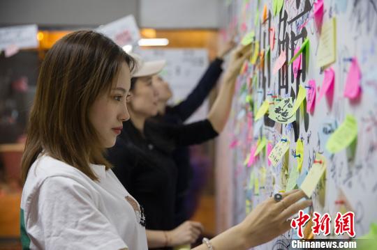 �ι��߽�д�л���ı���ǩ����ǽ�� ��Ʒ ��