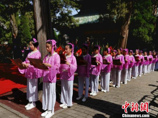 ͼΪ�޳ǵ���ѧ�����ֳ��ж����Ӿ������ԡ������� ��