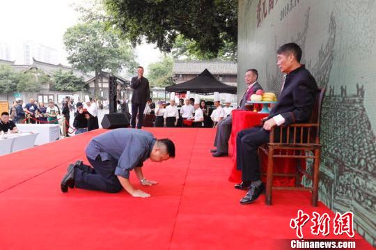 ������װ�ʦ����ߵ�ײ����衣������ ��