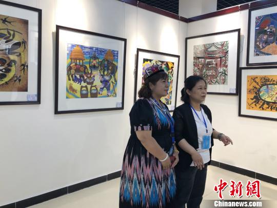 画展引得各地农民“画手”前来参观 苍雁 摄