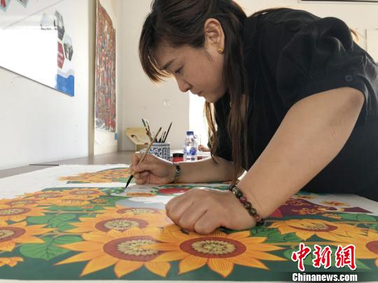 农民画手在创作 苍雁 摄