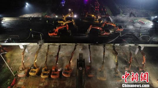 �����ҵ�����ڳ�50�ס���24.5�׵���խ�����ڣ���Ҫ�ھ��֮��ĸ߶�Э������������ ��