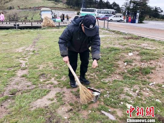 王大志在景区做保洁 郭晓莹 摄