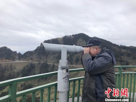 王大志在哨塔进行观测 郭晓莹 摄