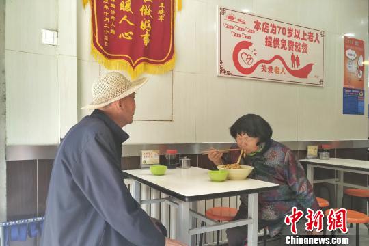 图为在红香柳刀削面馆吃饭的老人们,该店对70岁以上老人、五保户提供免费用餐服务,对环卫工人实行半价就餐的优惠。 鲁丹阳 摄
