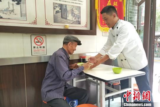 “80后”退伍军人开爱心面馆累计送出8万碗面