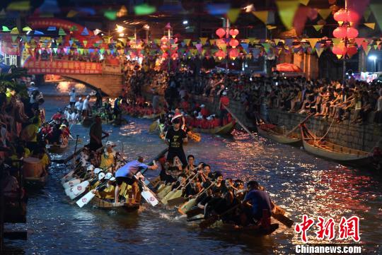 侨乡福州长乐龙舟夜赛百舸竞保电护航忙