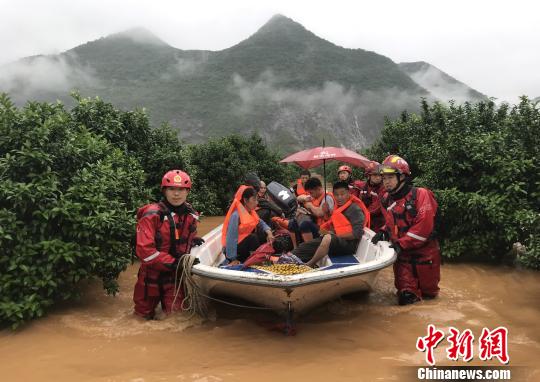 图为消防救援人员在转移被洪水围困的群众。 石岳杰 摄