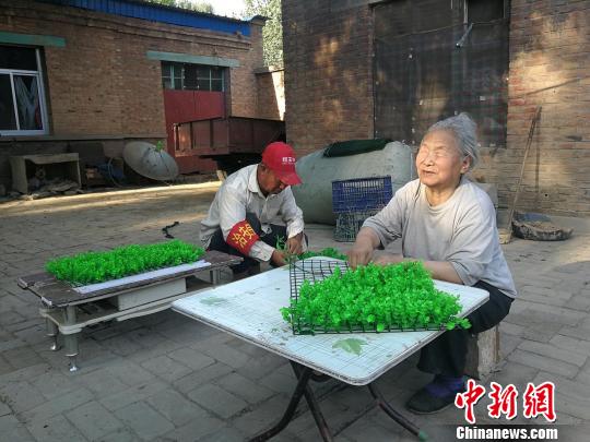 �ӱ���ǿ���ա��������ִ�4�ݹ��չ˰�Ѯ˫Ŀʧ����ĸ