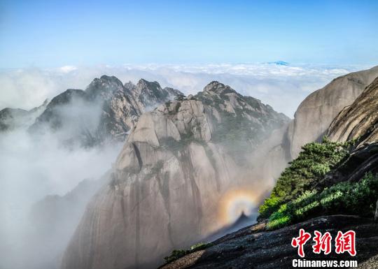 ��ɽ�����⡱���ۣ��ڻ�ɽ��������ҫ��â�������� ��