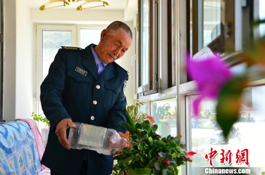 ͼΪ��ס�Ҹ���԰�Ĵ���ι��������̨�Ͻ�ˮ����С��������������ÿ������1500Ԫ���롣��³���� ��