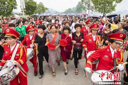 �ڼ����˵�����ӭ���£��������ûؼ��������ۡ�