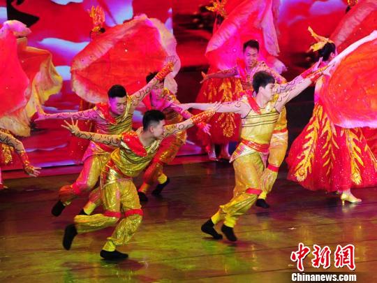 演员表演开场舞《吉林欢迎你》 刘栋 摄