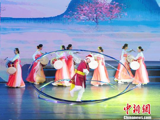 舞蹈演员表演朝鲜族舞蹈《农乐舞》 刘栋 摄