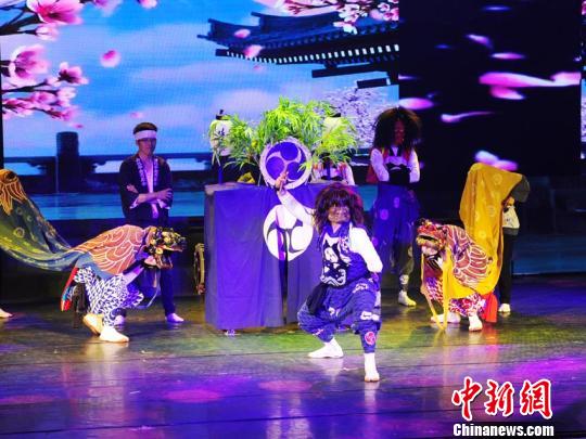 来自日本的舞蹈演员表演日本的传统舞蹈《祈福舞》 刘栋 摄