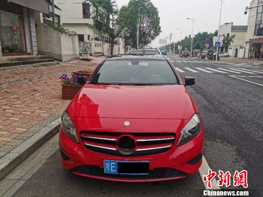 奔驰车标遭盗新婚夫妇上街偷盗他人同款“挽回损失”