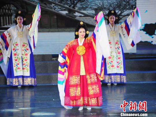 舞蹈演员表演韩国宫廷舞《太平舞》 刘栋 摄