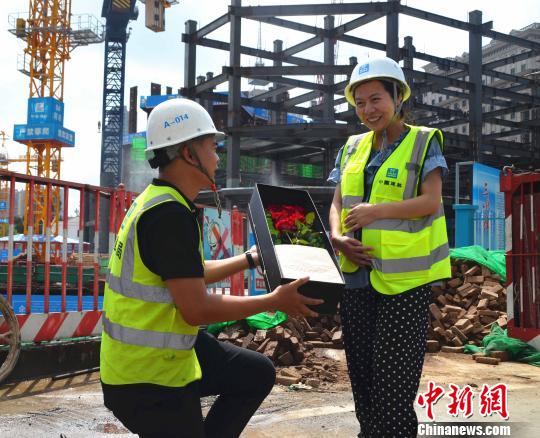 ͼΪһλ��������������õ�廨�����ѳ� ��