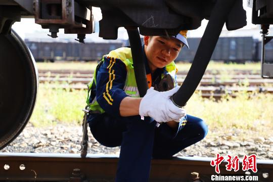 2016年开始上班的高延翔,从学校毕业后就一直在调车组工作,今年是他的第三个暑运。 邬凡 摄