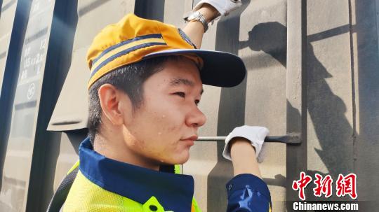 高延翔是武威南车站的一名制动员,担负着兰新铁路、干武铁路部分货物列车和旅客列车的解编任务。 王喜栋 摄