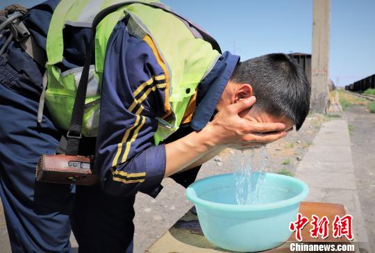 13时06分,刚吃完午饭的高延翔快速用凉水抹了一把脸,便携带好备品走向调车机准备作业。 王喜栋 摄