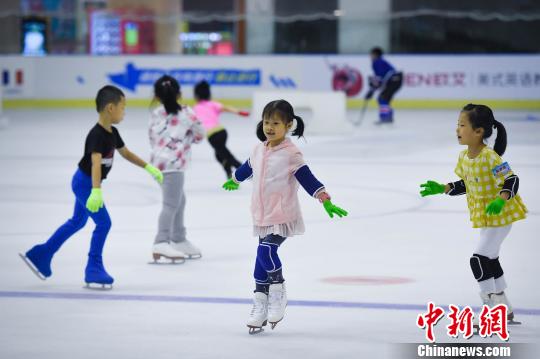 图为暑期在冰场练习滑冰的小学员。 韩璐 摄