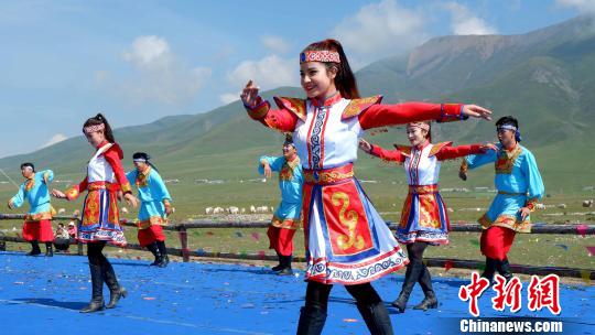 图为少数民族民众载歌载舞。 李隽 摄