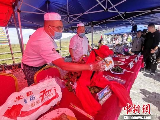 图为活动中的特色美食供民众品尝。 李隽 摄