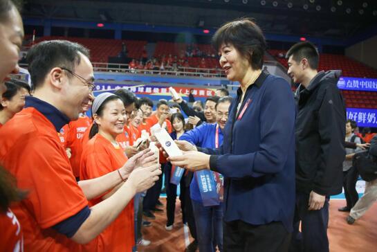 首届女排超级联赛上海开幕 郎平亲手做奶昔为