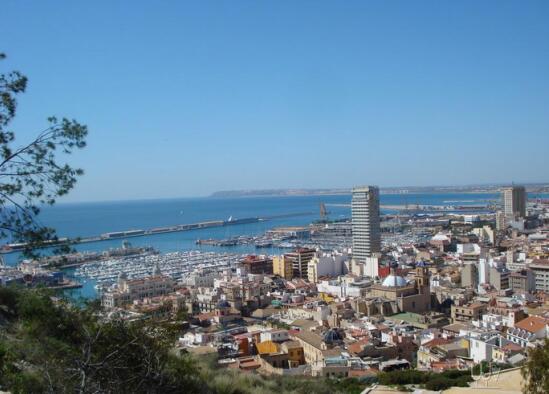 侨外西班牙购房拿永居:100万人民币买别墅还拿