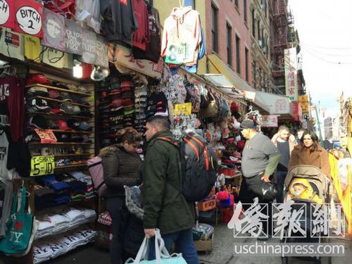 中国侨网25日气温回升,华埠顿时热闹起来,人气旺盛。(叶永康摄)