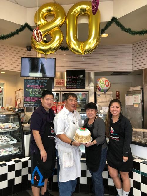 �й���������ɳ��ϼ���ڶ�����λ���ֵ���ù�ͬ��Ӫ����ɼ������˫����ң�Phoenix Bakery����1938�괴���������80�꣬������Ȼ��ʢ���������������ձ���/������ �㣩